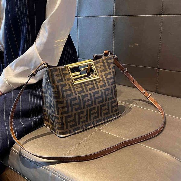 factory store shop hong kong leather bucket bag women's 2022 new fashion design rivet letter messenger bag simple handbag
factory store shop hong kong leather bucket bag women's 2022 new fashion design rivet letter messenger bag simple handbag