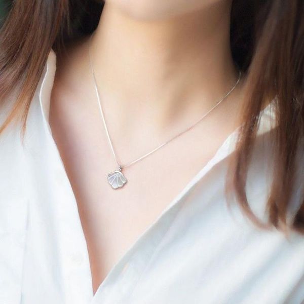 White Mother-of-pearl Necklace Gem Charm Jewelry Silver Plated Women Halloween Pendant Hollow Luminous Simple Pendant Necklace
White Mother-of-pearl Necklace Gem Charm Jewelry Silver Plated Women Halloween Pendant Hollow Luminous Simple Pendant Necklace