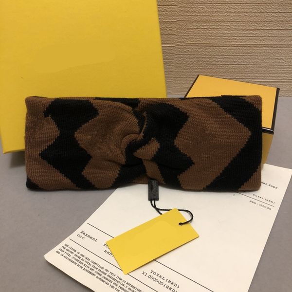 2020 new autumn and winter fashion european and american fashion trend street shooting must choose broadband headband 
2020 new autumn and winter fashion european and american fashion trend street shooting must choose broadband headband