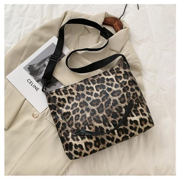 2020 тело сумки новых женщин printed leopard плечо сумка цепь крест для девочек стиль vintage totes drop доставка m834
2020 тело сумки новых женщин printed leopard плечо сумка цепь крест для девочек стиль vintage totes drop доставка m834