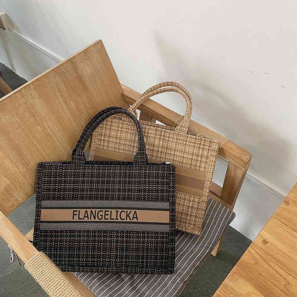 2022 factory wholesale new net red star same canvas large capacity bag female short distance shopping bag, Black;red
2022 factory wholesale new net red star same canvas large capacity bag female short distance shopping bag, Black;red