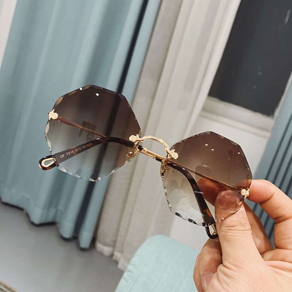 uv 2020 new women's sunglasses sunscreen light round face sunglasses big face thin, White;black
uv 2020 new women's sunglasses sunscreen light round face sunglasses big face thin, White;black