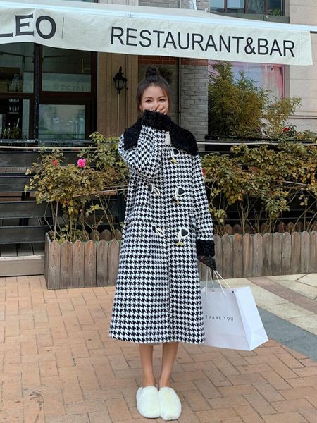 2020 winter long woolen coat women's stitching lamb hair horn button korean jacket thick warm high-quality wool blended clothes, Black
2020 winter long woolen coat women's stitching lamb hair horn button korean jacket thick warm high-quality wool blended clothes, Black