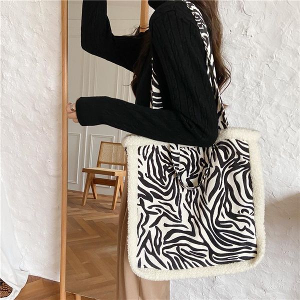 женщины сумки ретро zebra pattern вельвет тотализаторов большой емкости плюшевый строчка вскользь плеча lady портативный корзина
женщины сумки ретро zebra pattern вельвет тотализаторов большой емкости плюшевый строчка вскользь плеча lady портативный корзина
