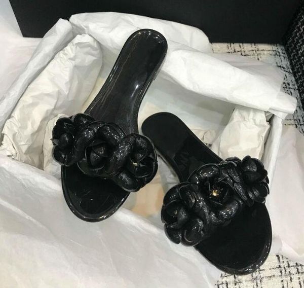 2021 designer slippers women flower buty damskie leather women shoes luxury slides summer sandalias mujer soft fashion sandalias, Black
2021 designer slippers women flower buty damskie leather women shoes luxury slides summer sandalias mujer soft fashion sandalias, Black