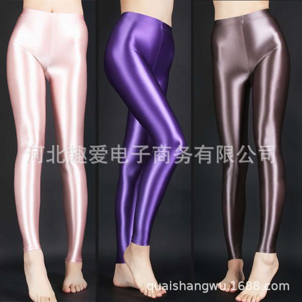 tight high elastic oilins big size glossy little leg bodybuilding nine point yoga pants, Black;gray
tight high elastic oilins big size glossy little leg bodybuilding nine point yoga pants, Black;gray
