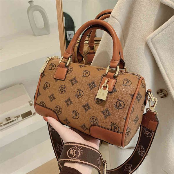 2022 factory wholesale handbag fashion boston pillow bag wide shoulder strap single shoulder messenger bag women 24t7
2022 factory wholesale handbag fashion boston pillow bag wide shoulder strap single shoulder messenger bag women 24t7