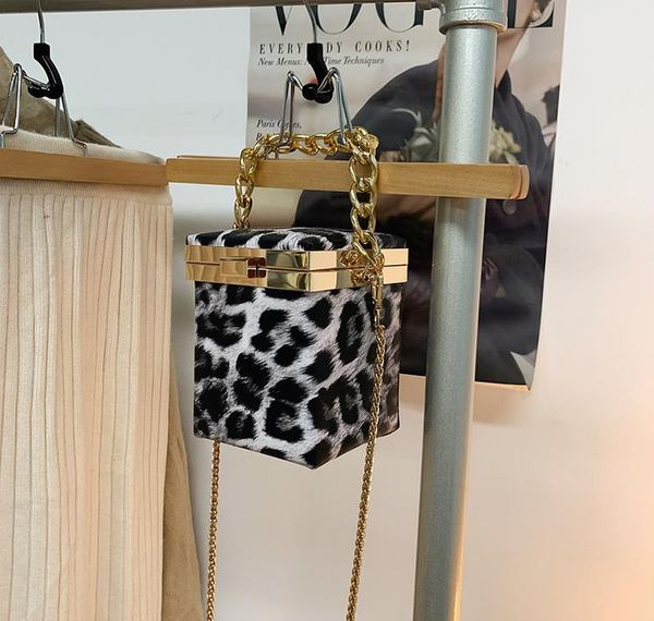 fashion shoulder crossbody bags woman evening bag trunk shape selling designer bags 2020 retro special parttern metal
fashion shoulder crossbody bags woman evening bag trunk shape selling designer bags 2020 retro special parttern metal