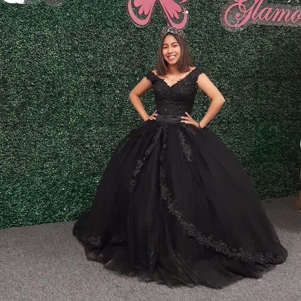 2022 black v neck tulle long quinceanera prom dresses with sleeves applique lace corset ball gown off the shoulder mexican charro xv party d, Blue;red
2022 black v neck tulle long quinceanera prom dresses with sleeves applique lace corset ball gown off the shoulder mexican charro xv party d, Blue;red
