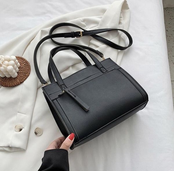 fashion large capacity women one shoulder totes underarm bag crossbody handbags 
fashion large capacity women one shoulder totes underarm bag crossbody handbags