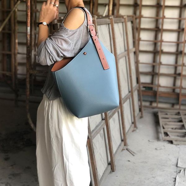 simple and large-capacity single-shoulder bag for office
simple and large-capacity single-shoulder bag for office