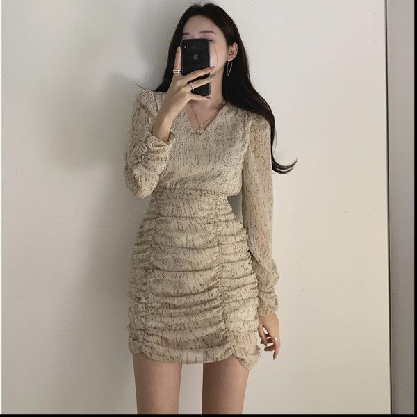 2021 chic chiffon pleated high waist office lady vintage gentle print floral v neck slender mini dresses, Black;gray
2021 chic chiffon pleated high waist office lady vintage gentle print floral v neck slender mini dresses, Black;gray