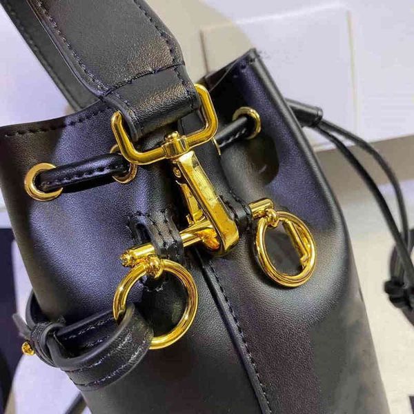 emily digner lady leather bag color splicing rope bucket bag fashion letter one-shoulder cross-body bag
emily digner lady leather bag color splicing rope bucket bag fashion letter one-shoulder cross-body bag