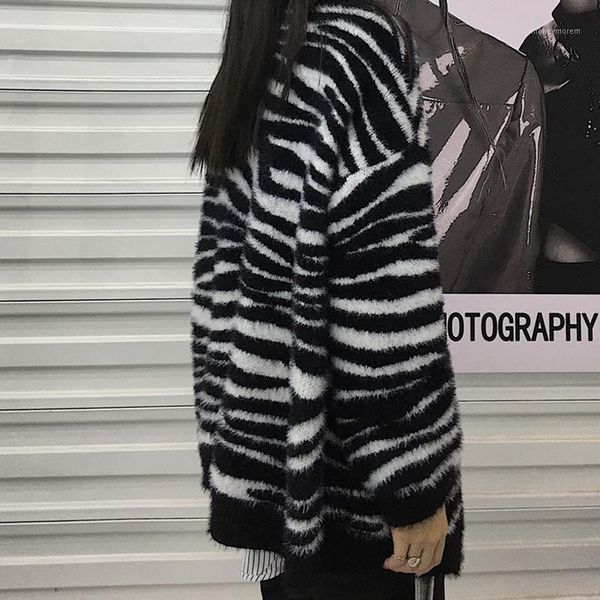 women's knits & tees 2021 fashion ins autumn and winter all-match lazy black white striped knitted retro loose cardigan coat all-match1
women's knits & tees 2021 fashion ins autumn and winter all-match lazy black white striped knitted retro loose cardigan coat all-match1
