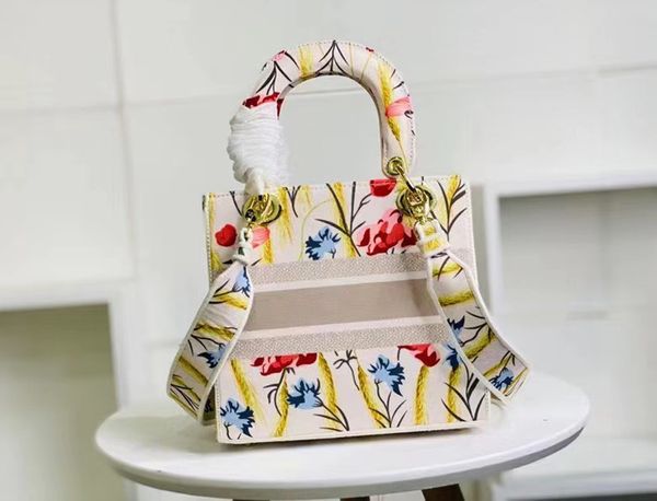 2020 new arrival brand women's bag high-quality square bag handbag star star inspiration embroidered shoulder bag 2 colors
2020 new arrival brand women's bag high-quality square bag handbag star star inspiration embroidered shoulder bag 2 colors