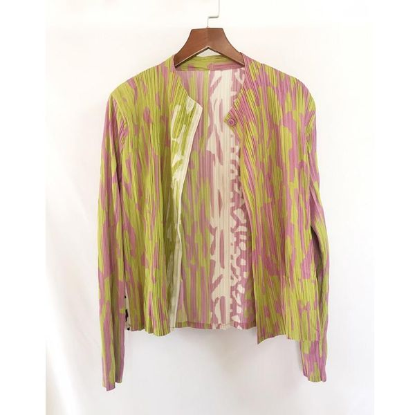 women's jackets changpleat 2021 spring women basic coats miyake pleated elegant printing long sleeve one buckle outwear female cardigan, Black;brown
women's jackets changpleat 2021 spring women basic coats miyake pleated elegant printing long sleeve one buckle outwear female cardigan, Black;brown