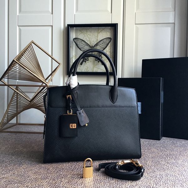 the original item put a leg arm in arm fashion bags removable adjustable long belt graceful bag with the lock beinart opens and closes
the original item put a leg arm in arm fashion bags removable adjustable long belt graceful bag with the lock beinart opens and closes