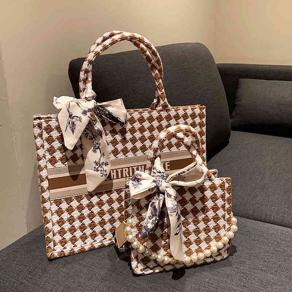 2022 factory wholesale new autumn winter texture women's simple ins lattice messenger tote bag, Black;red
2022 factory wholesale new autumn winter texture women's simple ins lattice messenger tote bag, Black;red