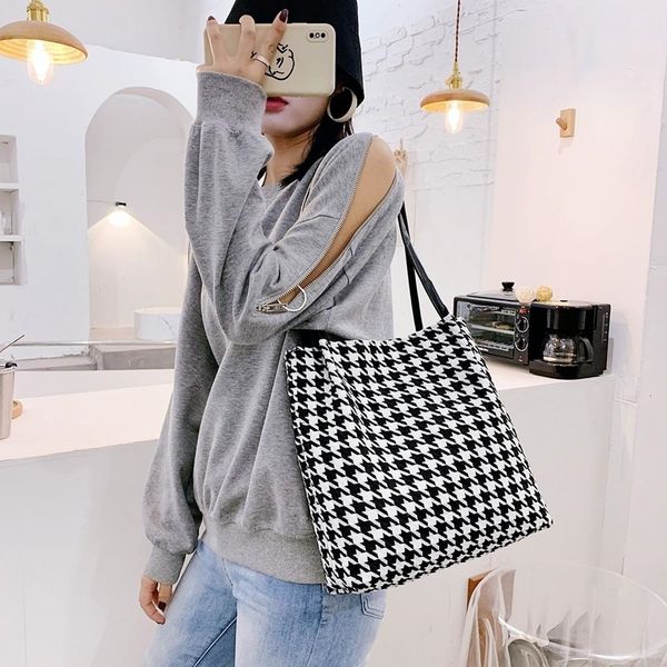 popular simple female daily bag fashion plaid handbag women daily shoulder handle bag lady shopping totes
popular simple female daily bag fashion plaid handbag women daily shoulder handle bag lady shopping totes