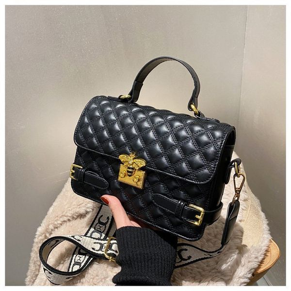 korean version of foreign style small women's 2022 new fashion single shoulder trend lock lingge portable messenger bag
korean version of foreign style small women's 2022 new fashion single shoulder trend lock lingge portable messenger bag