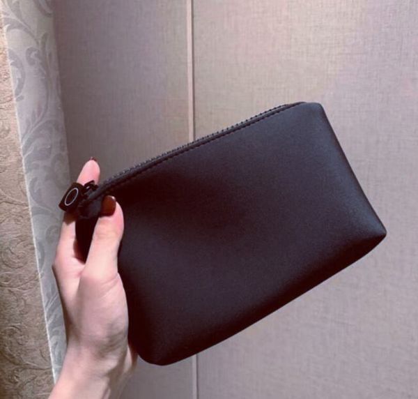 paris brand cosmetic bag women luxury zipper wallet portable cosmetic storage bags fashion vip gift bag coin purse with black gift box
paris brand cosmetic bag women luxury zipper wallet portable cosmetic storage bags fashion vip gift bag coin purse with black gift box
