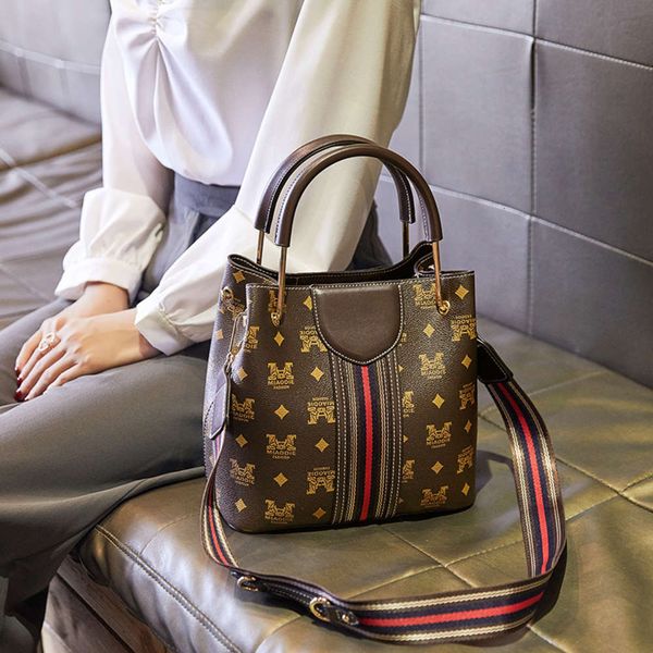 luxurys designers hong kong women's 2021 new leather fashion bucket bag cross carrying one shoulder handbag
luxurys designers hong kong women's 2021 new leather fashion bucket bag cross carrying one shoulder handbag