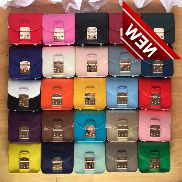 2022 new f family women's leather metal chain single shoulder messenger mini classic lock small square bag
2022 new f family women's leather metal chain single shoulder messenger mini classic lock small square bag