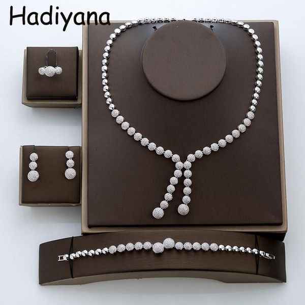ювелирные наборы hadiyana круглый cubic zirconal роскошные изысканный модные темперамент свадебные украшения accessoriestz8015 conjunto де р, Silver
ювелирные наборы hadiyana круглый cubic zirconal роскошные изысканный модные темперамент свадебные украшения accessoriestz8015 conjunto де р, Silver