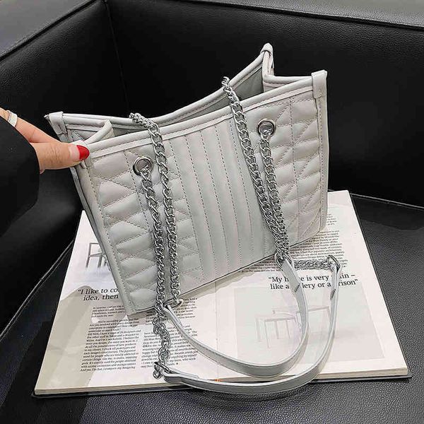 75% off handbag factory store on female autumn and winter lingge chain portable single shoulder messenger simple large capacity tote
75% off handbag factory store on female autumn and winter lingge chain portable single shoulder messenger simple large capacity tote
