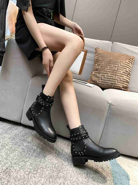 luxurys designer new women's fashion rivet boots autumn and winter non-slip shoes lace-up martin boots outdoor black leather half boot
luxurys designer new women's fashion rivet boots autumn and winter non-slip shoes lace-up martin boots outdoor black leather half boot