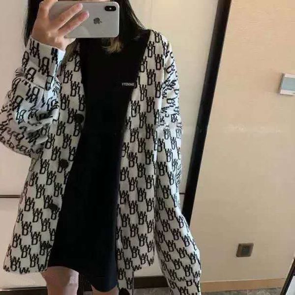 new we11done double lettered jacquard jacket cardigan v-neck knit jacquard knitwear junior women's wear in autumn and winter 2020 bwkth, White;black
new we11done double lettered jacquard jacket cardigan v-neck knit jacquard knitwear junior women's wear in autumn and winter 2020 bwkth, White;black