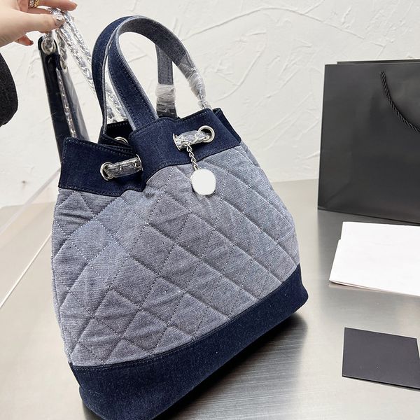 two-tone denim drawstring bucket designer bags handle totes silver metal hardware matelasse chain crossbody shoulder large capacity luxury h
two-tone denim drawstring bucket designer bags handle totes silver metal hardware matelasse chain crossbody shoulder large capacity luxury h