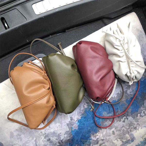 2021 new trendy soft leather cloud bag genuine leather womens bag celebrity same style crossbody pleated dumpling pillow bag clutch
2021 new trendy soft leather cloud bag genuine leather womens bag celebrity same style crossbody pleated dumpling pillow bag clutch