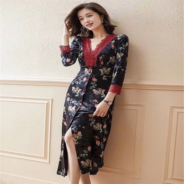 2020 autumn and winter new waist waist is thin temperament floral ladies retro velvet lace stitching mid-length printed skirt, Black
2020 autumn and winter new waist waist is thin temperament floral ladies retro velvet lace stitching mid-length printed skirt, Black