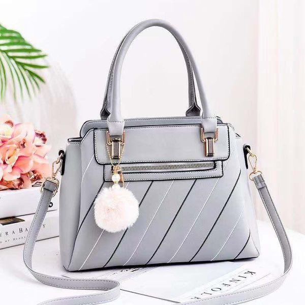 вышивка женщины кожа pu плеча сумка управление леди crossbody сумка женский кошелек сумки с меховой мячем designer
вышивка женщины кожа pu плеча сумка управление леди crossbody сумка женский кошелек сумки с меховой мячем designer