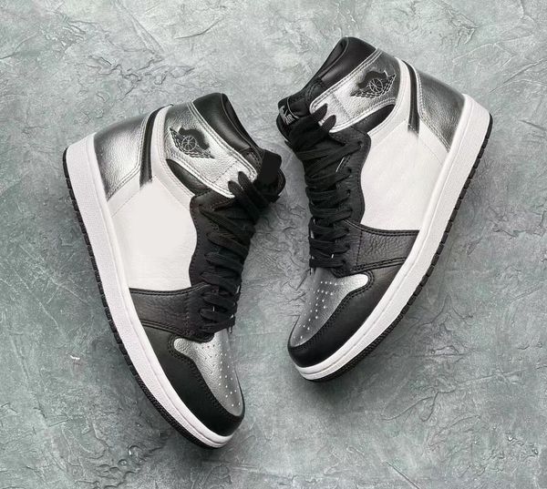 2021 authentic 1 high og wmns silver toe metallic white-black men women outdoor shoes sports sneakers with box
2021 authentic 1 high og wmns silver toe metallic white-black men women outdoor shoes sports sneakers with box
