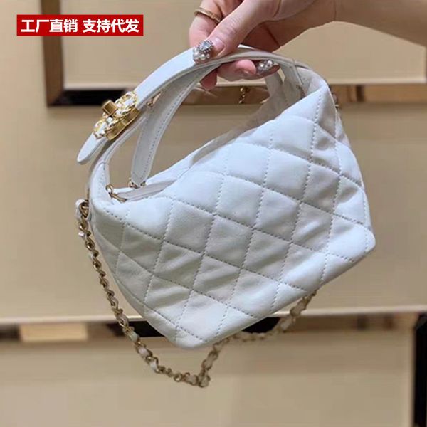 new xiaoxiangfeng lingge bucket single shoulder portable chain fashionable leather women's bag
new xiaoxiangfeng lingge bucket single shoulder portable chain fashionable leather women's bag