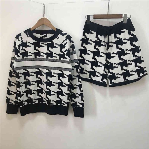 2022 factory wholesale new model home d fashion large check round neck pullover long sleeve + shorts suit female sweater, White
2022 factory wholesale new model home d fashion large check round neck pullover long sleeve + shorts suit female sweater, White