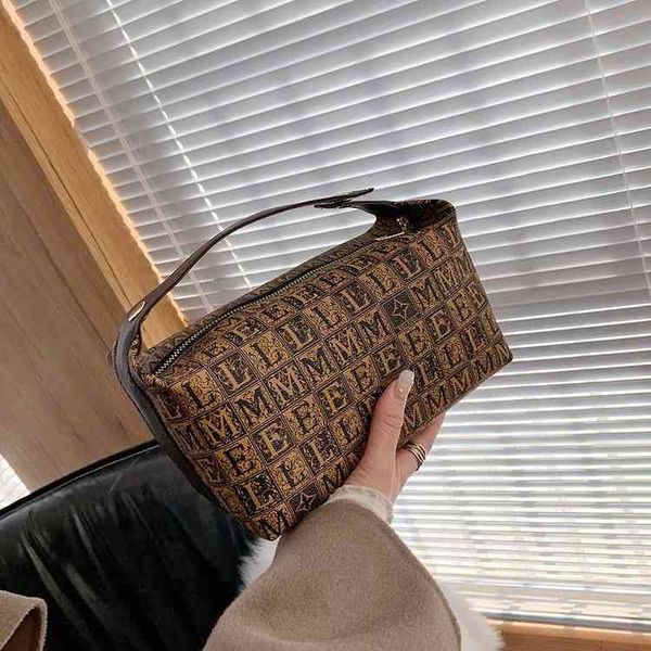 2022 factory wholesale old french flower style new makeup storage pen hand portable wash bag
2022 factory wholesale old french flower style new makeup storage pen hand portable wash bag