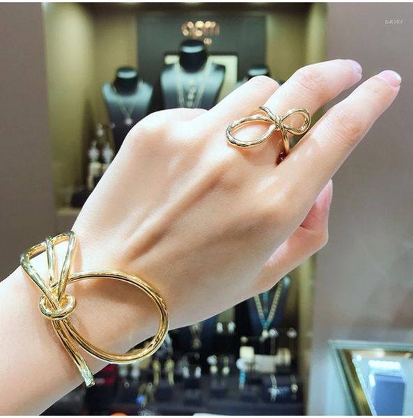 fashion yn yellow gold bowknot ins cross hollow royal design for women wedding party jewelry1, Black
fashion yn yellow gold bowknot ins cross hollow royal design for women wedding party jewelry1, Black
