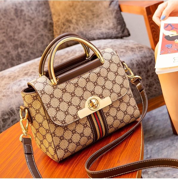 zl4y bag new autumn 2020 winter rainbow bag small fragrance style rhombic chain and gradient color one-shoulder messenger bag, Blue;pink
zl4y bag new autumn 2020 winter rainbow bag small fragrance style rhombic chain and gradient color one-shoulder messenger bag, Blue;pink