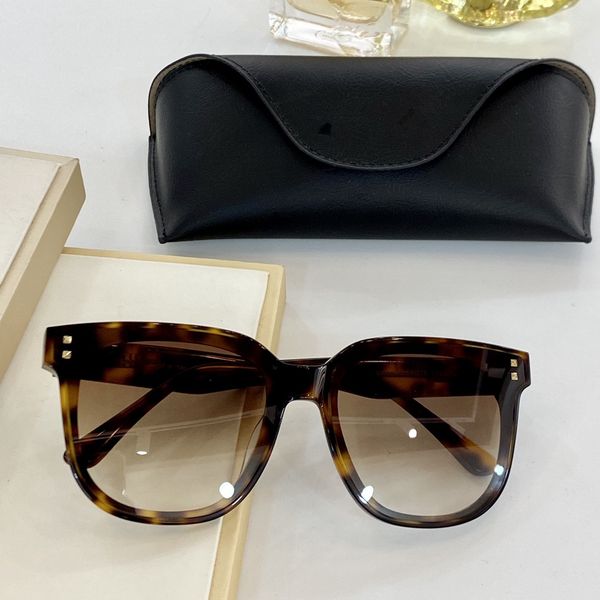 2021 new fashionable square face display small sunglasses anti-radiation temperament simple and generous size 54*16*145mm4077
2021 new fashionable square face display small sunglasses anti-radiation temperament simple and generous size 54*16*145mm4077
