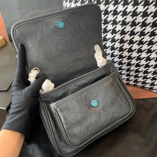 2021 new classic women's bag imported detonation crack oil wax leather postman bag double chain single shoulder
2021 new classic women's bag imported detonation crack oil wax leather postman bag double chain single shoulder
