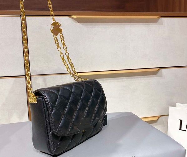 brand new styles of female bags, classic casual, versatile, light and beautiful, with gift box packaging size 20*15cm
brand new styles of female bags, classic casual, versatile, light and beautiful, with gift box packaging size 20*15cm