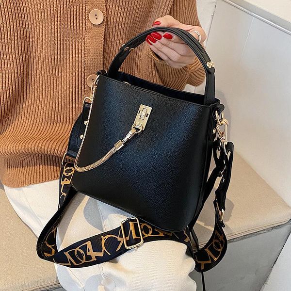 original design high sense female bag autumn/winter new fashion shoulder bag messenger handbag bucket width: 19.5cm
original design high sense female bag autumn/winter new fashion shoulder bag messenger handbag bucket width: 19.5cm