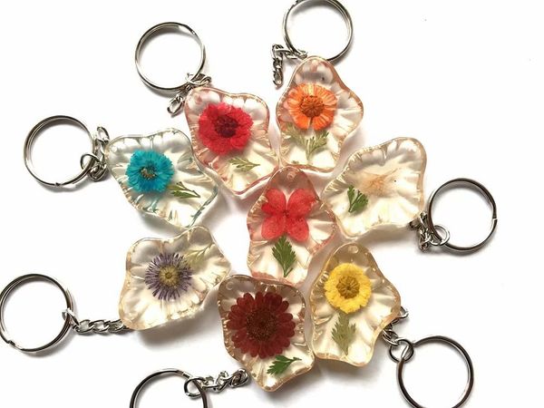 100 pcs dried flowers real mixed colorful vintage lucid back style keychain for women gift jewelry, Slivery;golden
100 pcs dried flowers real mixed colorful vintage lucid back style keychain for women gift jewelry, Slivery;golden