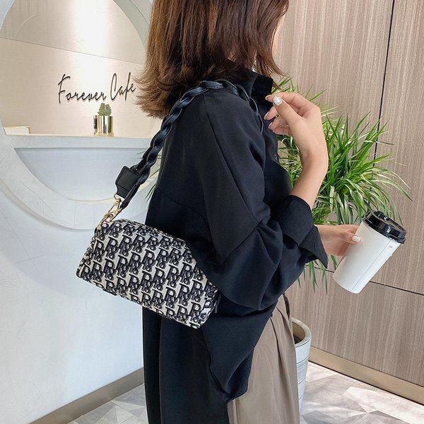 women hanging bag chain design pu leather hanging bags for women 2020 fashion shoulder bag lady quality handbags
women hanging bag chain design pu leather hanging bags for women 2020 fashion shoulder bag lady quality handbags