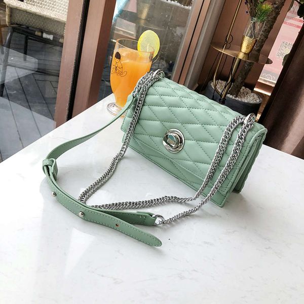 luxurys designers 2021 new round buckle lock chain fashion messenger women's shoulder bag
luxurys designers 2021 new round buckle lock chain fashion messenger women's shoulder bag