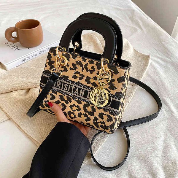 2022 latest handbag factory store on female princess dai leopard pattern style messenger women's atmospheric single shoulder, Black;red
2022 latest handbag factory store on female princess dai leopard pattern style messenger women's atmospheric single shoulder, Black;red