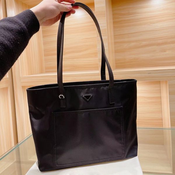 luxurys designers shoulder bags woman handbag simple black casual tote handbags large capacity mom bag travel shopping purse leisure versati
luxurys designers shoulder bags woman handbag simple black casual tote handbags large capacity mom bag travel shopping purse leisure versati